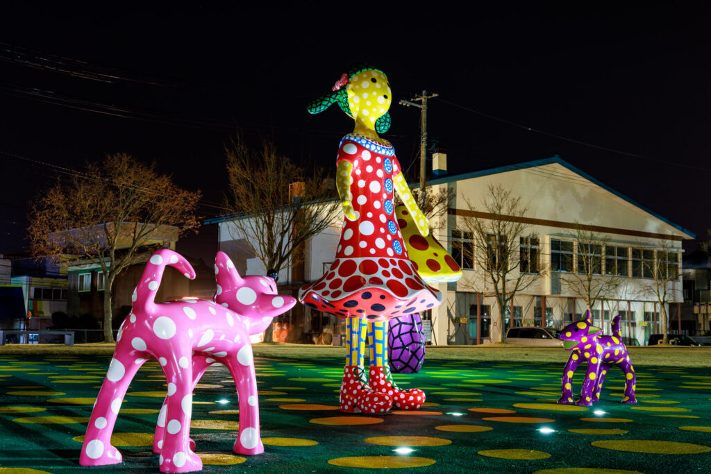 アート作品と夜桜のコラボ | 十和田市現代美術館アート広場